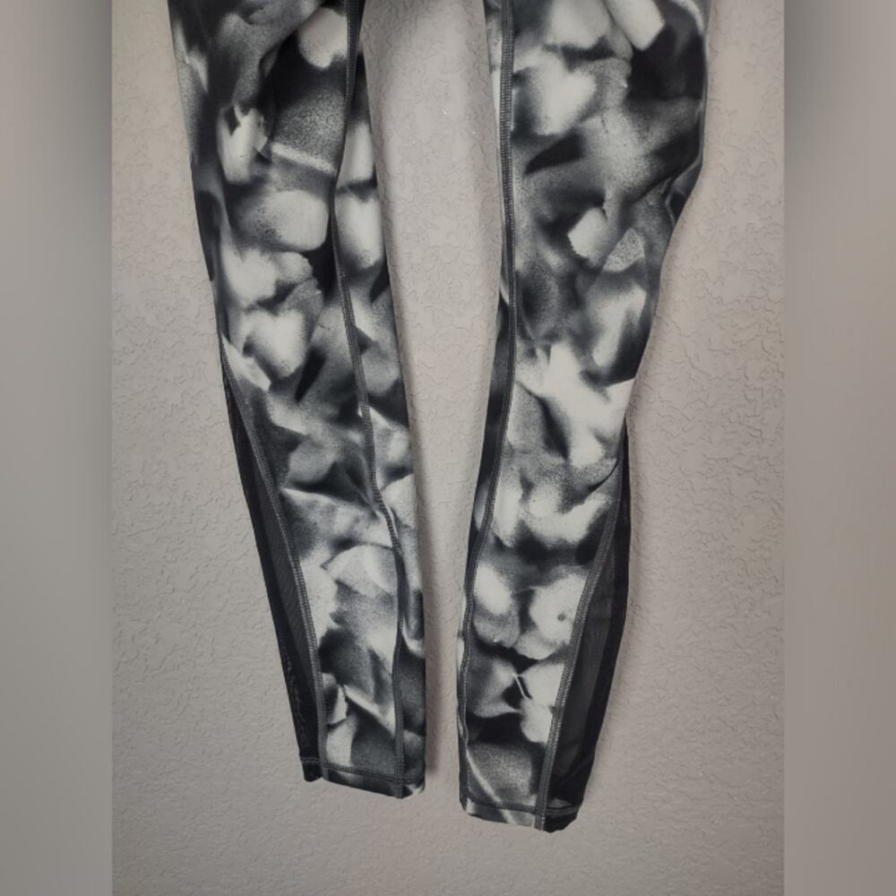 Lululemon Train Times 7/8 Pant 25" Blush Blossom Alpine White / Black Size 4 - Picture 10 of 16